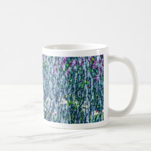 Springbrunnenstrahlen und Fliederblüten Kaffeetasse