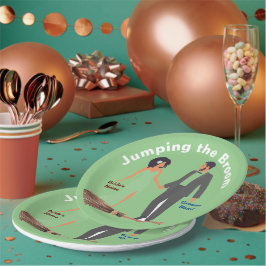 Springen im Raum Pappteller