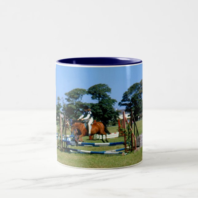 Springen in Jersey anzeigen Zweifarbige Tasse (Mittel)