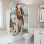 Springer Spaniel Dog Christmas Vintag Beach Duschvorhang<br><div class="desc">Bringen Sie die Wärme der Ferien an die Küste mit diesem charmanten, Vintag inspirierten Design, das einen festlichen Hund auf einem ruhigen Strand besticht. Mit einer klassischen Touch nostalgischer Töne und Küstenstöcke erweckt dieses Kunstwerk den Zauber der Weihnachtszeit am Meer. Dieses Design ist perfekt für den gelungenen Urlaub geeignet und...</div>