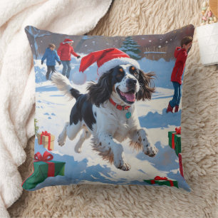 Springer Spaniel läuft durch Schnee mit Weihnachts Kissen