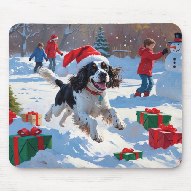 Springer Spaniel läuft durch Schnee mit Weihnachts Mousepad (Vorne)