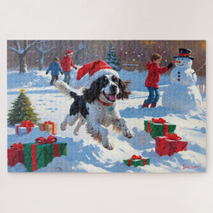 Springer Spaniel Running Snow mit Weihnachtshut
