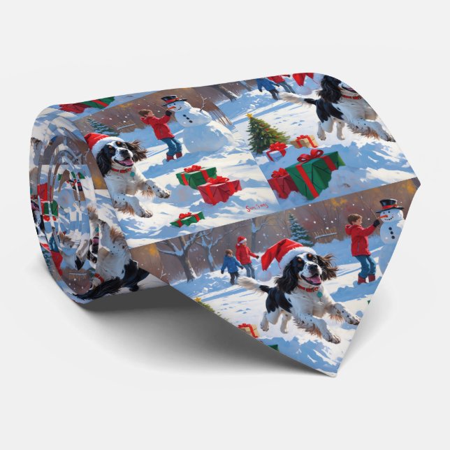 Springer Spaniel Running Snow mit Weihnachtshut Krawatte (Gerollt)