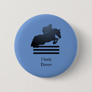  Springreiter, der ein Hindernis überwindet.   Button