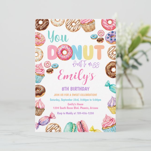 Sprinkled Donut Birthday Party for Girl Invitation Einladung (Stehend Vorderseite)