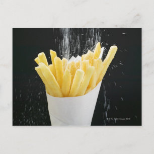 Sprinklensalz auf Pommes frites in Papierzapfen Postkarte