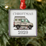 Sprinter Camper Van RV Happy Camper Ornament Aus Metall<br><div class="desc">Diese Sprinter Camper van RV Happy Camper Art ist so niedlich wie möglich. Du hast so etwas noch nie gesehen. Eine glückliche Schöpfung aus der Fantasie des kleinen Jungen, der in einem über 70 Jahre alten Künstler lebt. Lass ihm heraus zu kommen und zu spielen, indem er seine lustigen Camper...</div>