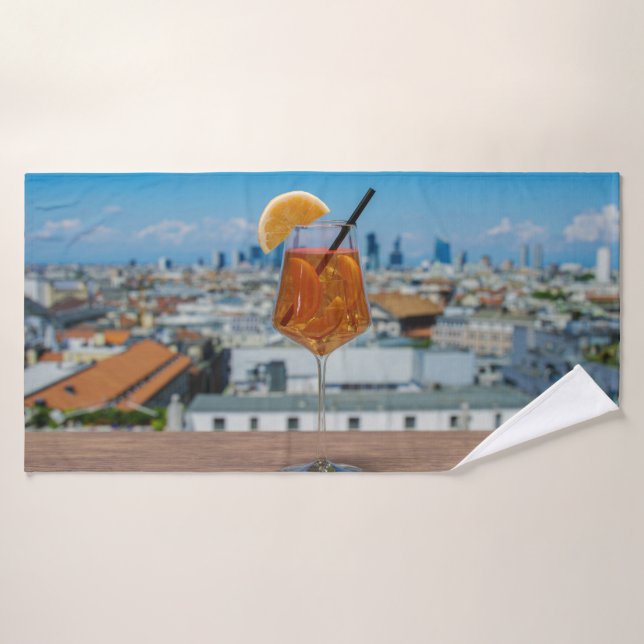 Spritz Cocktail auf einem Tisch mit Blick auf Mail Badehandtuch (Badehandtuch)
