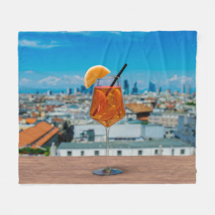 Spritz Cocktail auf einem Tisch mit Blick auf Mail Fleecedecke