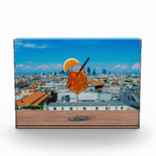 Spritz Cocktail auf einem Tisch mit Blick auf Mail Fotoblock