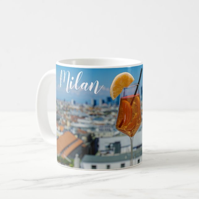 Spritz Cocktail auf einem Tisch mit Blick auf Mail Kaffeetasse (Vorderseite Links)