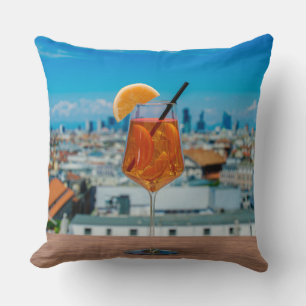 Spritz Cocktail auf einem Tisch mit Blick auf Mail Kissen