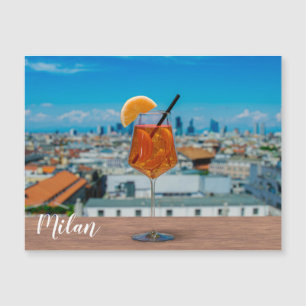 Spritz Cocktail auf einem Tisch mit Blick auf Mail Magnetkarte