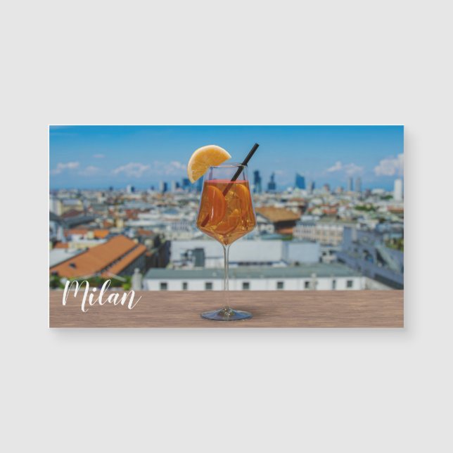 Spritz Cocktail auf einem Tisch mit Blick auf Mail Magnetkarte (Vorderseite)
