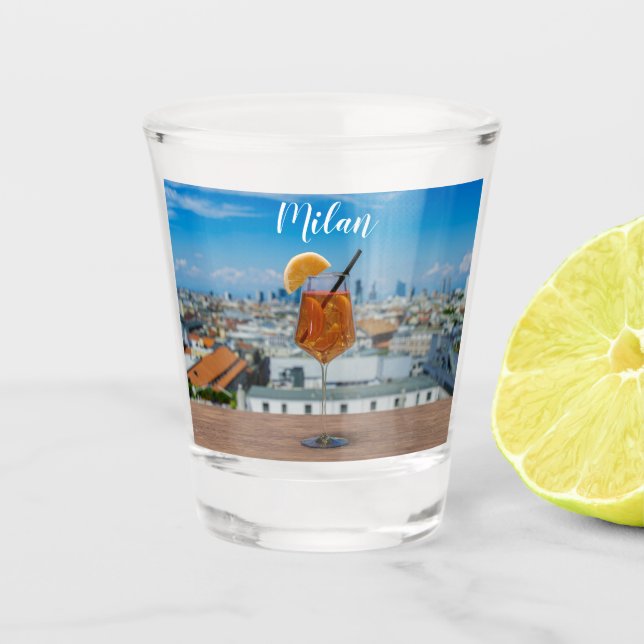 Spritz Cocktail auf einem Tisch mit Blick auf Mail Schnapsglas (Vorderseite)