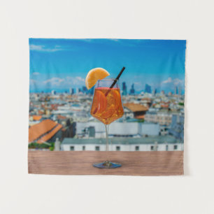 Spritz Cocktail auf einem Tisch mit Blick auf Mail Wandteppich