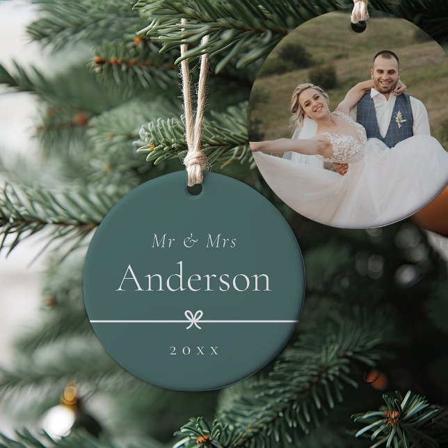 Spruce Green | Einfaches Minimal Bow Wedding Foto Keramik Ornament (Von Creator hochgeladen)