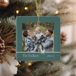 Spruce Green | Minimalistisches zweiseitiges Foto Keramikornament<br><div class="desc">Die schlichte und süße Weihnachtsschmuckfigur ist minimalistisch gehalten,  mit Ihrem Familiennamen und dem Jahr in einer sauberen,  klassischen Serifenschrift auf sanftem Fichtengrün. Ein kleiner Bogen unter Ihrem Foto vervollständigt das Design. Fügen Sie der Rückseite ein zweites Foto hinzu.</div>