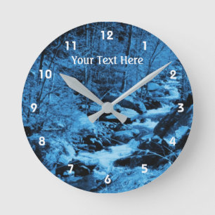 Sprudelnder ländlicher Bach in Blautönen Natur Runde Wanduhr