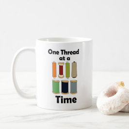 Spulen von Faden, ein Faden nach dem anderen Motiv Kaffeetasse