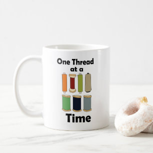 Spulen von Faden, ein Faden nach dem anderen Motiv Kaffeetasse