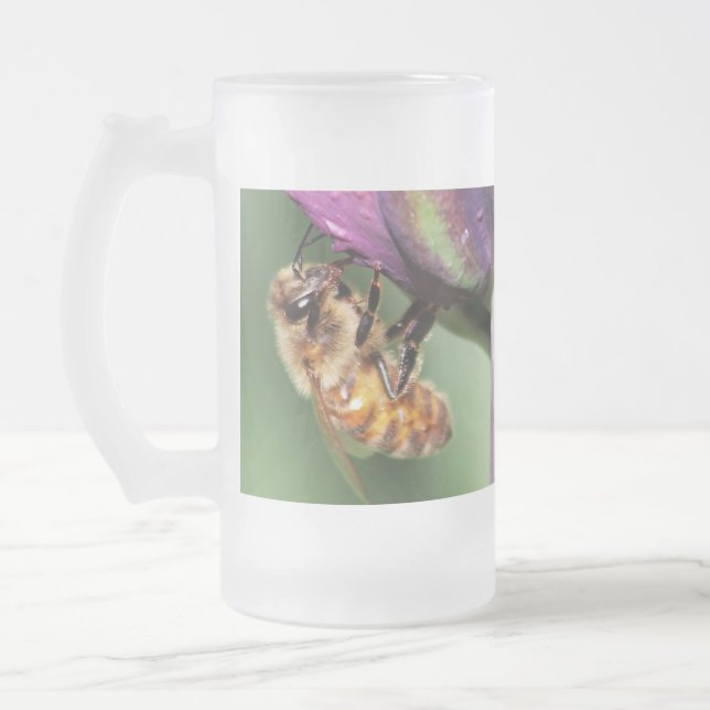 Spürende kleine Biene Mattglas Bierglas (Links)