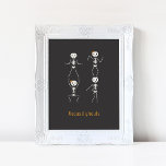 Squad Ghouls Halloween Poster<br><div class="desc">Mit unserem Halloween Poster können Sie Halloween im takulären Stil feiern! Dieses bezaubernde Poster verfügt über eine Gruppe freundlicher Skelette, die zum Party an All Hallows' Eve bereit ist!</div>