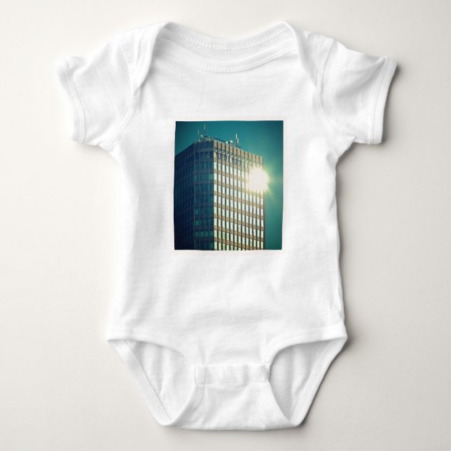 Square Foto - Sun auf einem Gebäude Baby Strampler (Vorderseite)