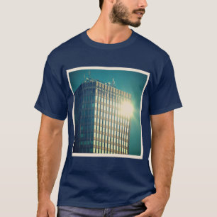 Square Foto - Sun auf einem Gebäude T-Shirt