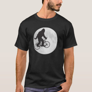 Squatch auf einem Fahrrad in Sky mit Mond-T - Shir T-Shirt
