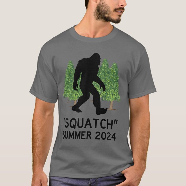Squatch, Sasquatch, Bigfoot Walking im Wald T-Shirt (Vorderseite)