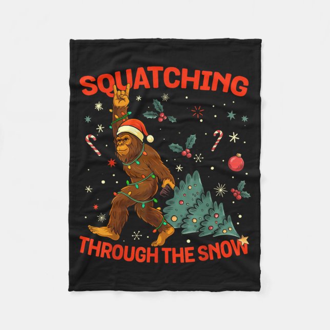 Squatching Through The Snow Funny Bigfoot Rock On  Fleecedecke (Vorderseite)