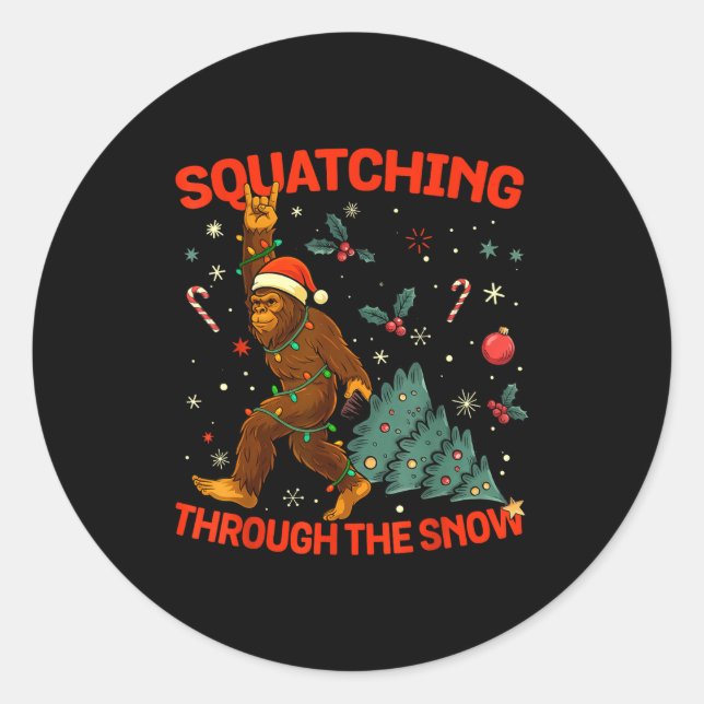 Squatching Through The Snow Funny Bigfoot Rock On  Runder Aufkleber (Vorderseite)