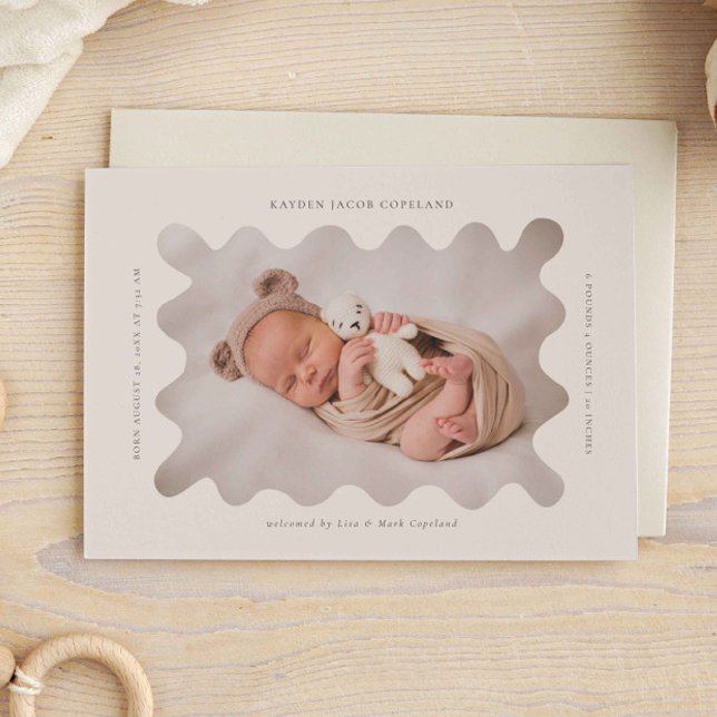 Squiggg Wavy Beige Rahmen Birth Announcement Foto Ankündigung (Von Creator hochgeladen)