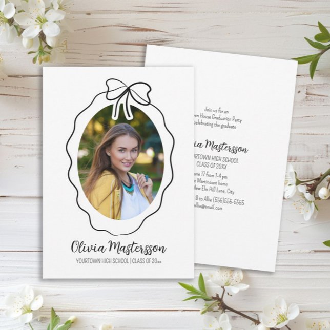 Squiggle Bow Foto Open House Graduation Party Einladung (Cute line-art bow and frame graduation party photo invitation)