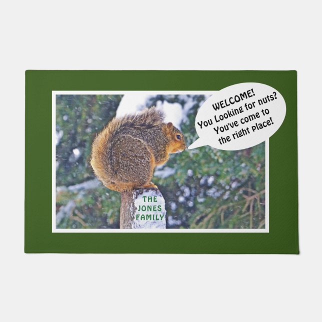 SQUIRREL ON POST/"SUCHT NACH NUTS? WILLKOMMEN! " D FUßMATTE (Vorderseite)