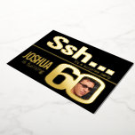 Ssh... Überraschung 60. Geburtstagsparty Gold schw Folieneinladung<br><div class="desc">Fett einfache grafische Goldfolie auf kontrastschwarz oder Ihre eigene Folie Fotovorlage 60. Geburtstagsparty Überraschung Ssh...  Einladung. Personalisieren Sie diese Meilenstein-Einladung mit Ihren eigenen Geburtstagsfeierdetails,  einem Foto Ihres Geburtstagsjungen inmitten der vereitelten 60. Andere Jahre Farben und passende Artikel sind verfügbar. © Original Design von Sarah Trett für www.mylittleeden.com auf Zazzle.</div>
