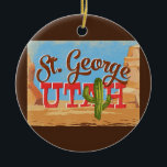 St George Utah Cartoon Desert Vintage Travel Keramik Ornament<br><div class="desc">St George Utah neo Vintage Reisedesign in lustigen Cartoon Retro-Stil mit Wüste,  Kakteen und Felsen. Blau,  braun und rot mit grünen Kakteen.</div>