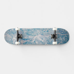 St. Louis, Missouri entlang des Mississippi River. Skateboard