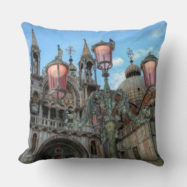 St. Marks and Lamp, Venedig, Italien Kissen (Vorderseite)