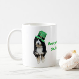 St Paddy's Day Bernedoodle mit grünem Party Kaffeetasse