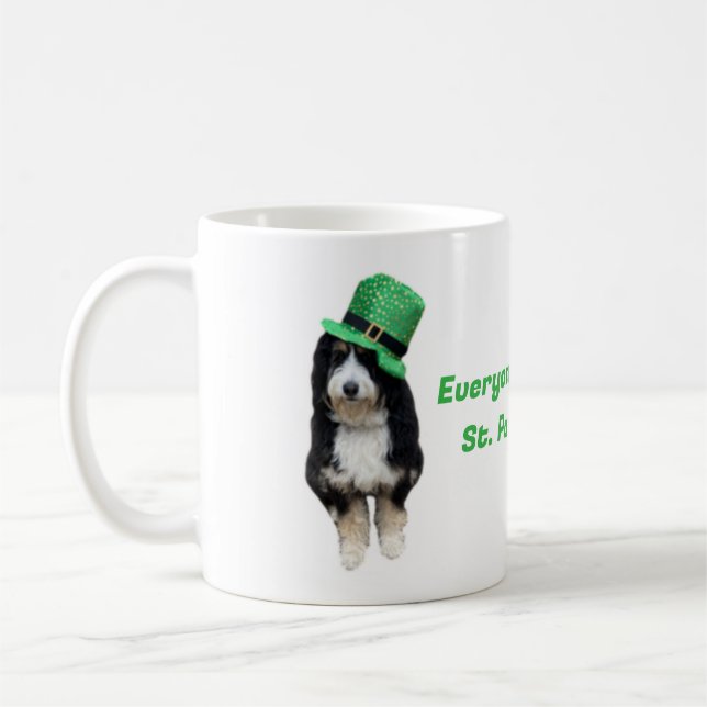 St Paddy's Day Bernedoodle mit grünem Party Kaffeetasse (Links)