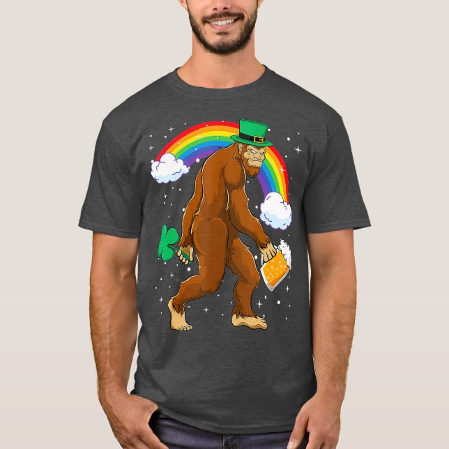St Patrick Bigfoot Rainbow Lucky Funny Drinks T-Shirt (Vorderseite)