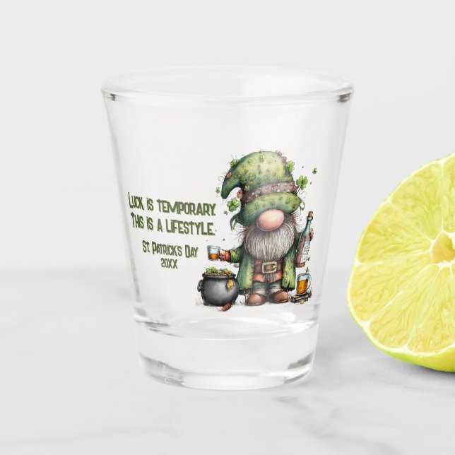 St. Patrick’s Day Gnom-Illustration mit Kleeblatt Schnapsglas (Vorderseite)