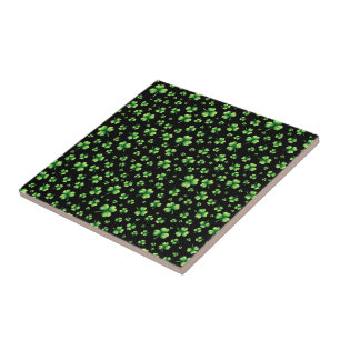 St. Patrick’s Day Wasserfarbe Shamrock auf Schwarz Fliese