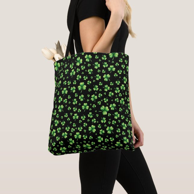 St. Patrick’s Day Wasserfarbe-Shamrock auf Schwarz Tasche (Von Nahem)