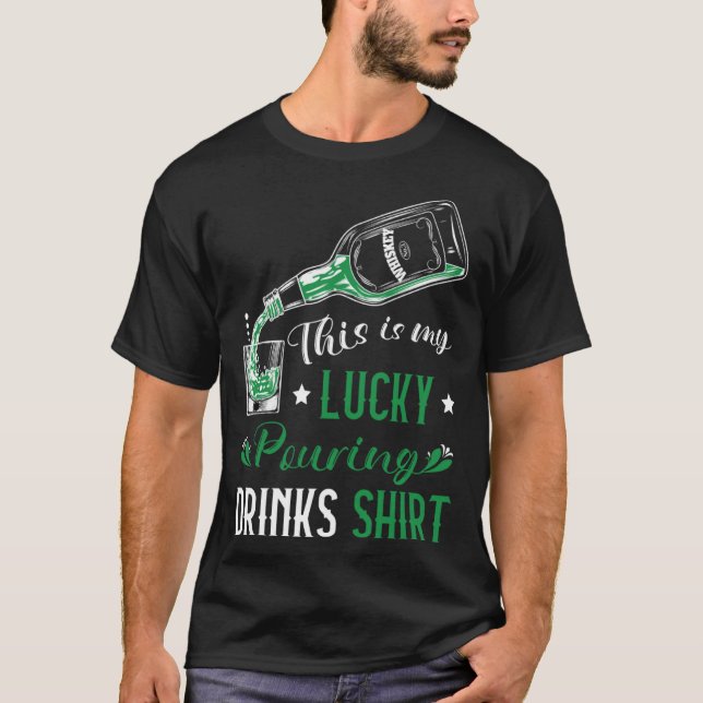 St Patricks Barkeeper Lucky Pouring Drinks Bartend T-Shirt (Vorderseite)