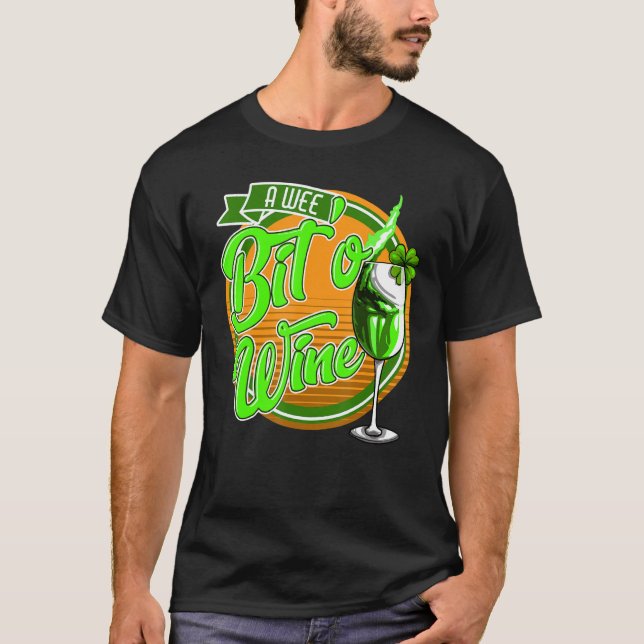 St Patrick's Day A Wee Bit O' Wine Funny Mom Women T-Shirt (Vorderseite)