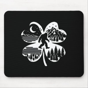 St Patricks Day Bigfoot Irish Sasquatch Kleeblatt Mousepad